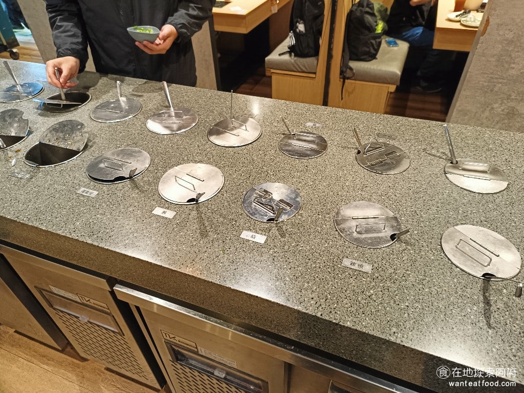 石二鍋 台北士林中正店 士林美食 鍋物料理 醬料區有提供沙茶醬、醬油、和風醬油,我非常喜歡他的醬油,我覺得味道非常棒。和風醬油,吃起來比較酸,味道也不錯,他的酸味還蠻能開胃的。 @在地老饕阿府