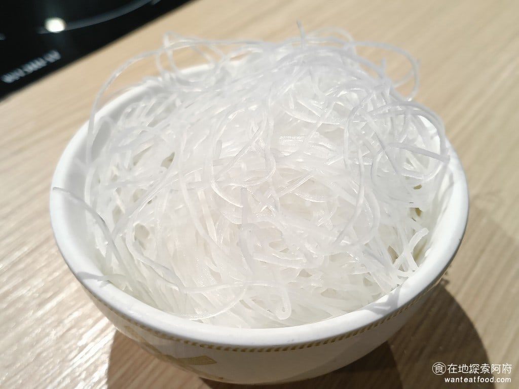 石二鍋 台北士林中正店 士林美食 鍋物料理 冬粉 冬粉吃起來的口感也偏硬,但這還好,因為只要煮久一點就可以解決這個問題。反而白飯吃起來偏硬,就無法解決了。 @在地老饕阿府