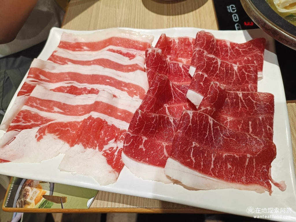石二鍋 台北士林中正店 士林美食 鍋物料理 絕代雙牛雪花牛加嫩煎牛 嫩煎牛的油花部分比較少,所以吃起來肉質比較扎實,會比較硬一點。但其實石二鍋的所有肉品,相較於其他火鍋店,肉質都是偏軟的。 @在地老饕阿府