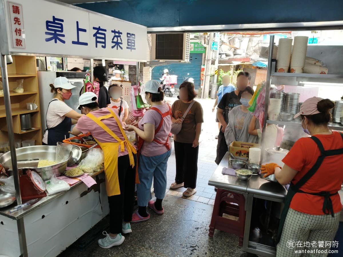 邱記涼麵 邱記涼麵菜單 邱記涼麵推薦 信義區美食 信義美食 內用和外帶排的隊伍是分開的，一個排左邊，一個排隊右邊，千萬別排錯了，因為被拆兩半，所以實際排隊的隊伍是兩倍長，因為菜單的品項不多，所以隊伍移動的速度還算快。 @在地老饕阿府