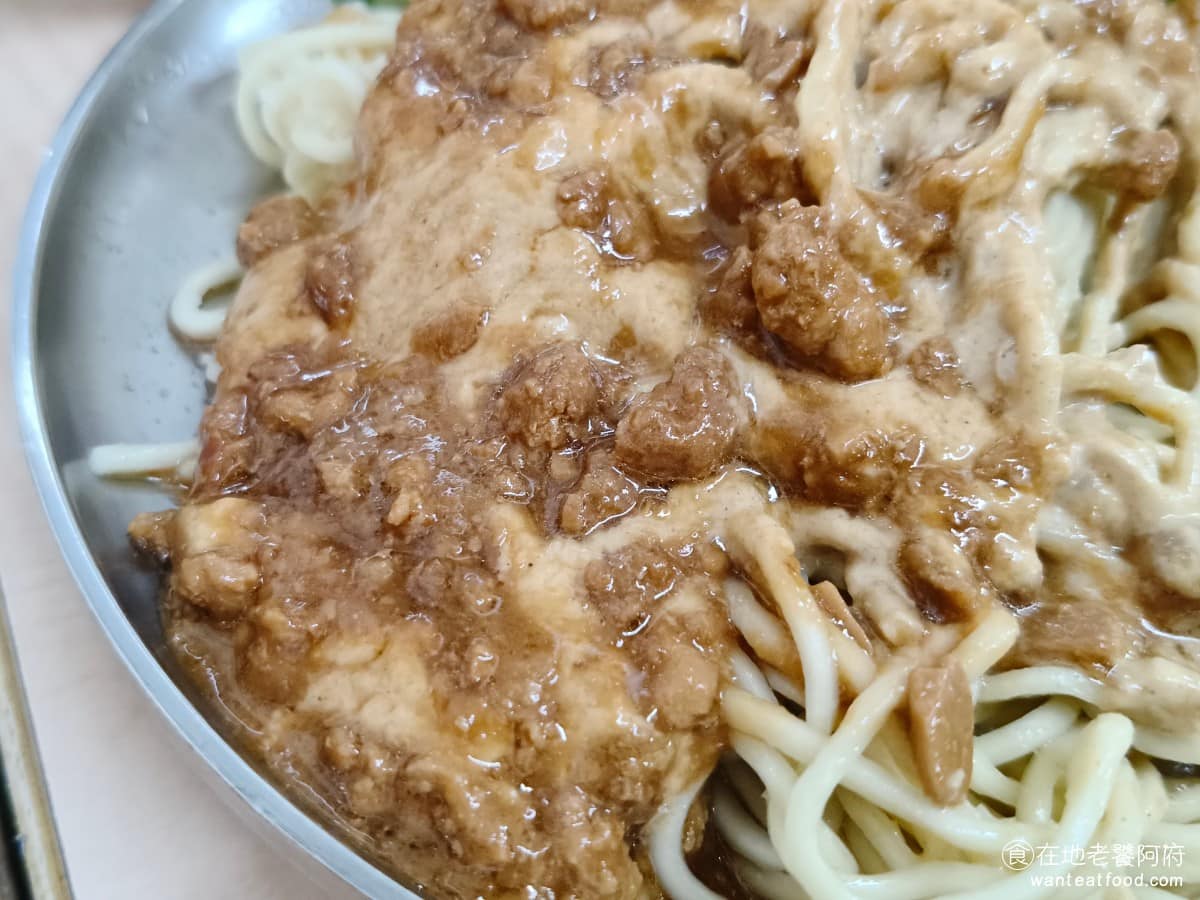 邱記涼麵 邱記涼麵菜單 邱記涼麵推薦 信義區美食 信義美食 不過因為炸醬的味道比較重，相對來說麻醬的原始香氣，就沒那麼明顯，會被蓋掉，所以喜歡純麻醬香味的人，要留意一下，想吃口味較重、有肉有醬的人，再選這個。 @在地老饕阿府