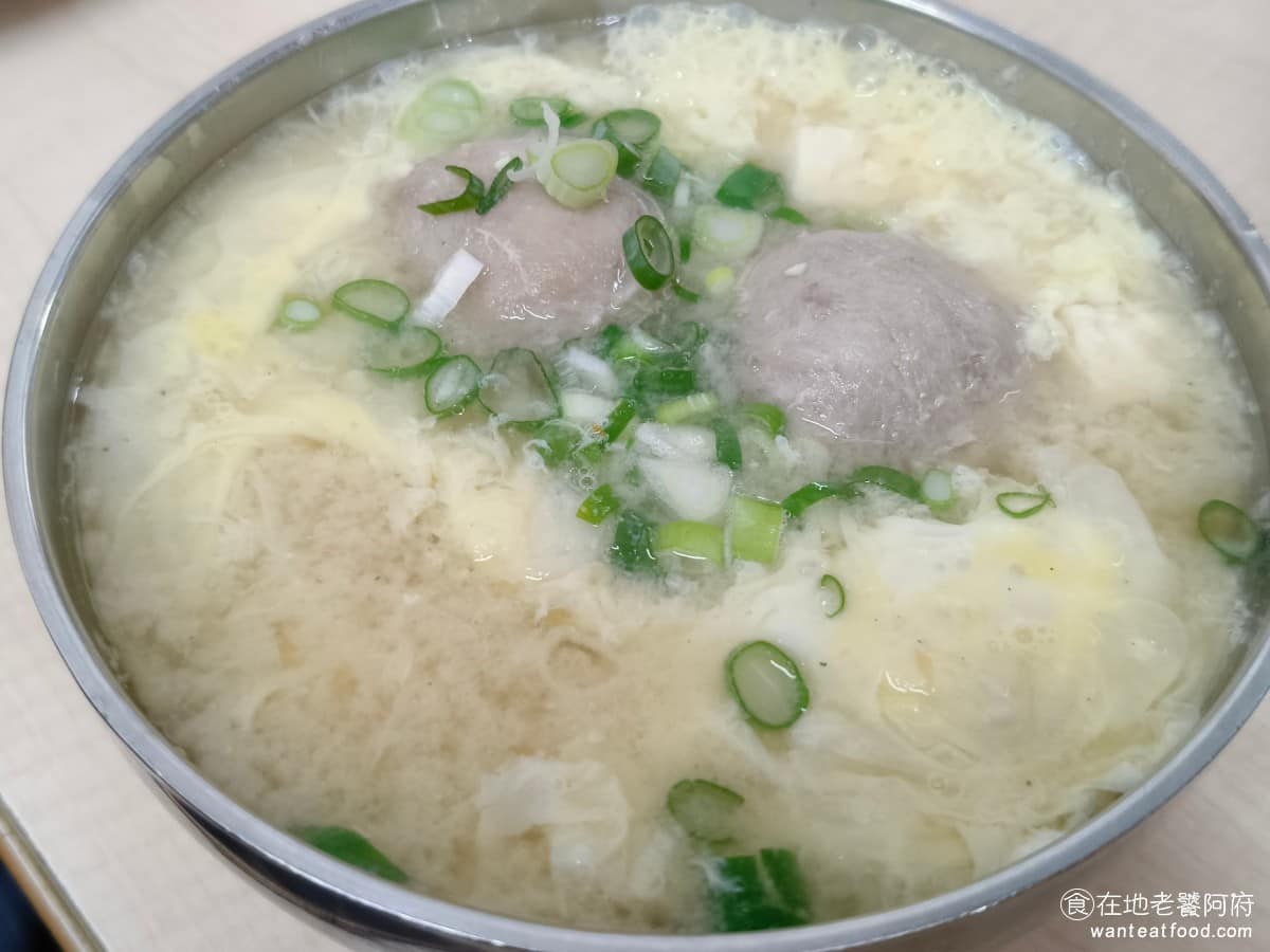 邱記涼麵 邱記涼麵菜單 邱記涼麵推薦 信義區美食 信義美食 綜合湯 就是把貢丸、蛋花、味噌全部放在一起的版本，是所有湯品裡味道最豐富的一款。蛋花是整顆蛋打進去的，熟度控制得好，喝起來滑順。 @在地老饕阿府
