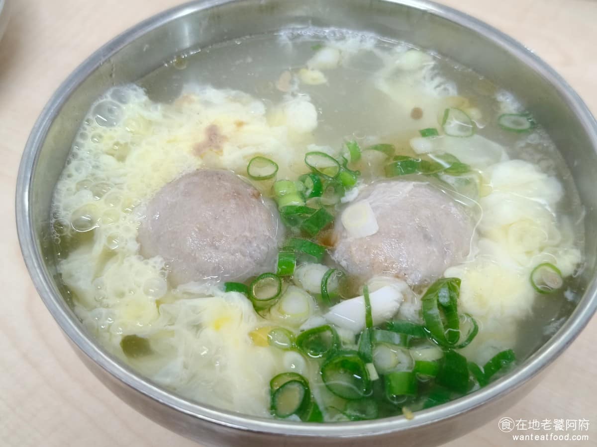 邱記涼麵 邱記涼麵菜單 邱記涼麵推薦 信義區美食 信義美食 蛋花貢丸湯 這是沒有味噌的版本，湯頭喝起來非常清爽，加了很多蔥，喝得到淡淡的蔥香味。 @在地老饕阿府