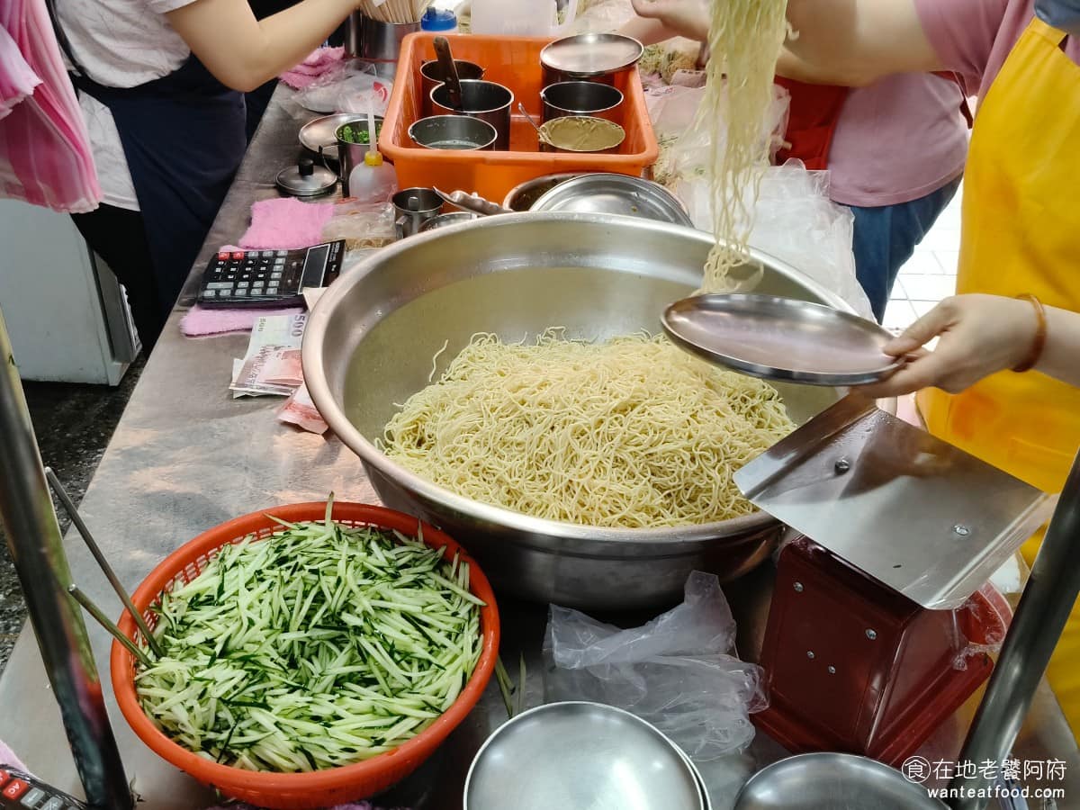 邱記涼麵 邱記涼麵菜單 邱記涼麵推薦 信義區美食 信義美食 因為生意好，所以麵條都很新鮮，不會是剛從冰箱裡拿出來，或是放在室外放太久的狀態。 @在地老饕阿府