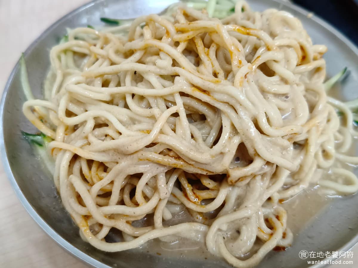 邱記涼麵 邱記涼麵菜單 邱記涼麵推薦 信義區美食 信義美食 如果是重口味的人，建議配上桌上的辣油，一開始先吃到香氣，辣勁則是後面才慢慢出來，吃起來更開胃。 @在地老饕阿府