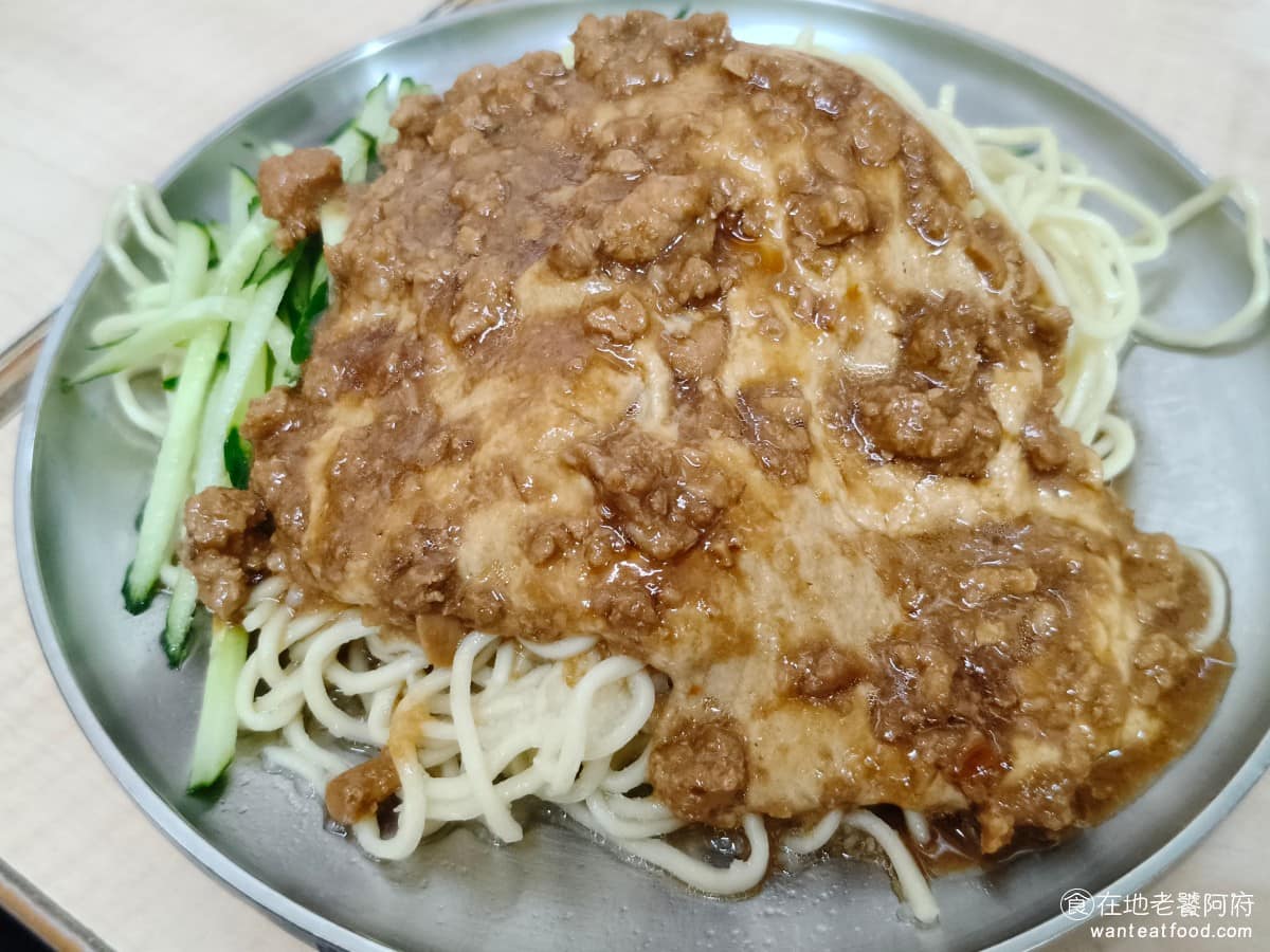 邱記涼麵 邱記涼麵菜單 邱記涼麵推薦 信義區美食 信義美食 雙醬麵 這碗同時有炸醬和麻醬，炸醬加入之後，整體鹹度會往上走，味道比原味涼麵更重，口味層次也更豐富，多了炸醬的肉燥後，有額外的肉香味。 @在地老饕阿府