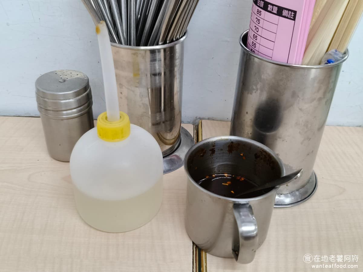 邱記涼麵 邱記涼麵菜單 邱記涼麵推薦 信義區美食 信義美食 店內先點餐付款，再找位置。桌上有辣油、白醋等醬料，部分桌子也有蒜泥和辣椒醬。 @在地老饕阿府