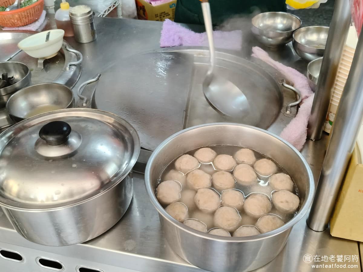 邱記涼麵 邱記涼麵菜單 邱記涼麵推薦 信義區美食 信義美食 這裡的貢丸每一顆，都超級大顆，如果怕吃不飽的人，除了涼麵外，記得多點有貢丸湯的選項。 @在地老饕阿府