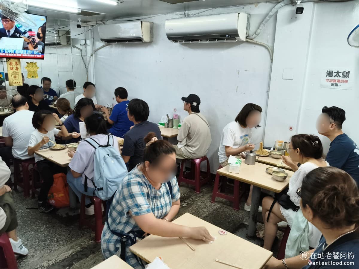邱記涼麵 邱記涼麵菜單 邱記涼麵推薦 信義區美食 信義美食 座位區內用約可容納20人，用餐顛峰期，有可能需要和人併桌。菜單、筷子、醬料都放在桌上自取。有些桌子的醬料沒有備齊，需要自己去別桌拿一下。 @在地老饕阿府
