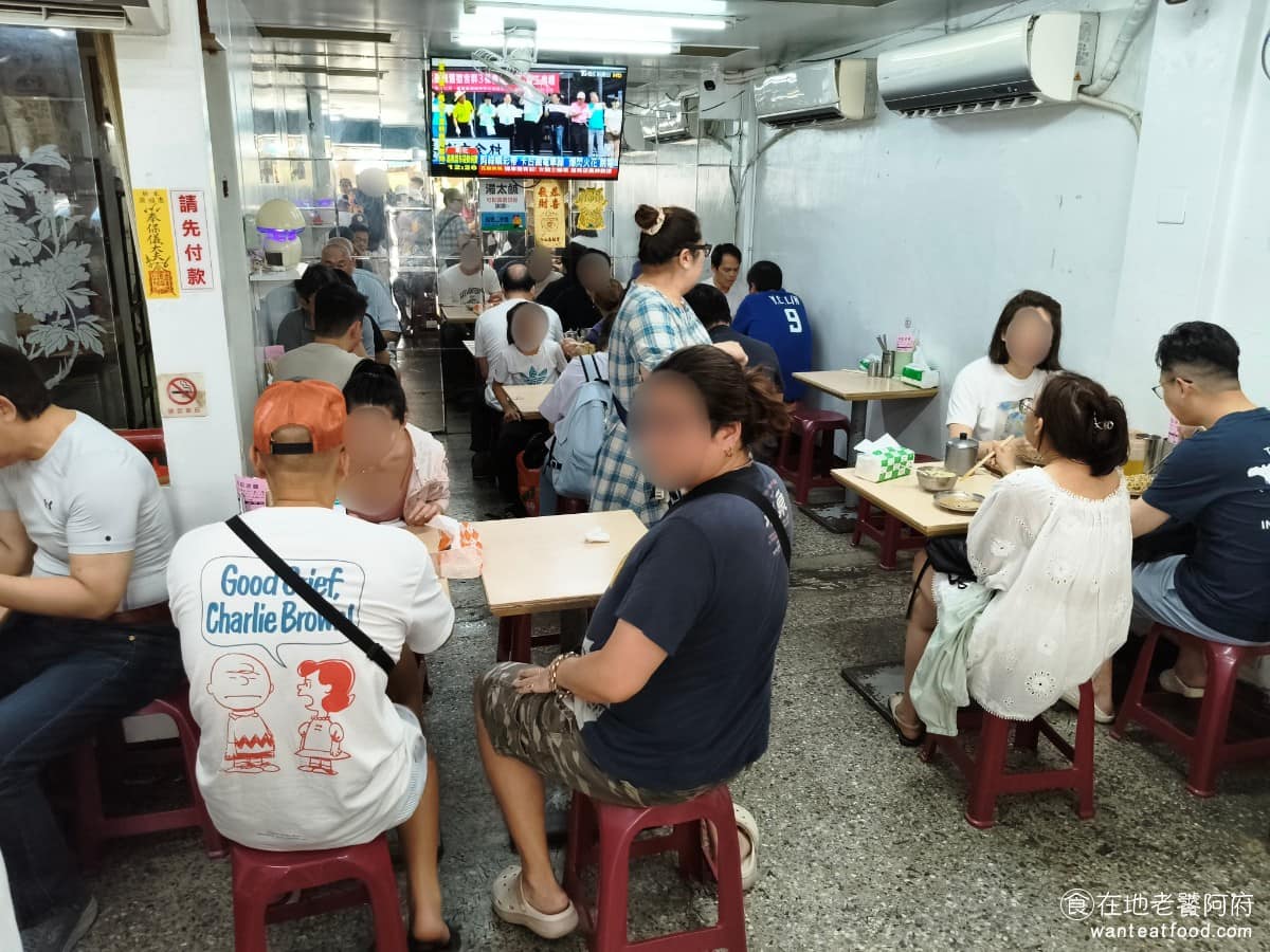 邱記涼麵 邱記涼麵菜單 邱記涼麵推薦 信義區美食 信義美食 店面不大，外觀是傳統路線，進去會注意到，裡面有冷氣，在夏天完全是必備的，整體空間雖然不新，但桌面和餐具都保持整潔。 @在地老饕阿府