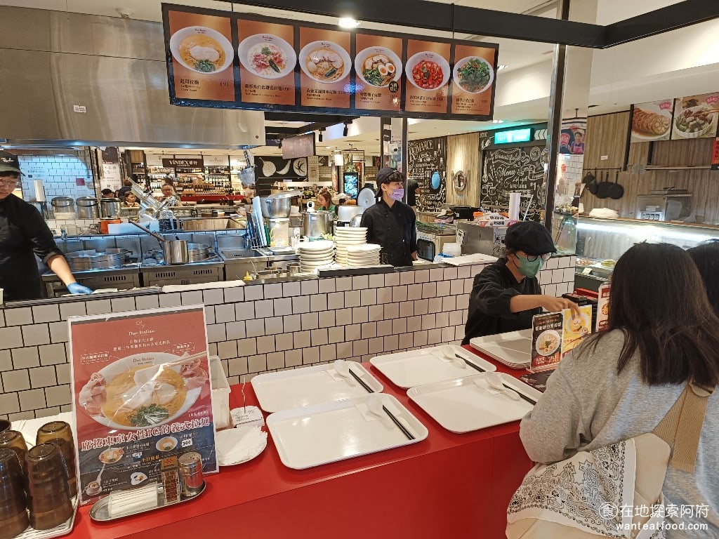 Due Italian黃金鹽拉麵（台北新光A4分店） 《Due Italian黃金鹽拉麵》的店名之中，包含了「Italian」，很多人看到店名，都會覺得很奇怪，明明是日本拉麵店，但為何會和義大利有關呢？ @在地老饕阿府