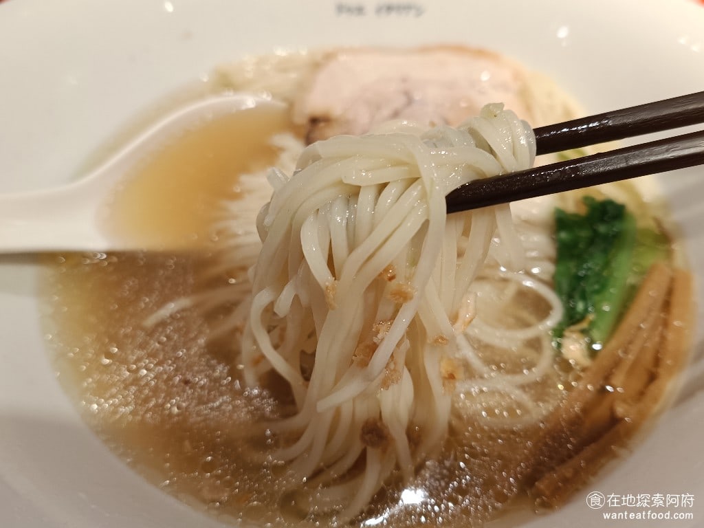 Due Italian黃金鹽拉麵（台北新光A4分店） 《Due Italian黃金鹽拉麵-新光A4店》的麵正常硬度吃起來就非常硬。雖然我有和店員說，麵要煮軟一點，但還是覺得偏硬。 @在地老饕阿府