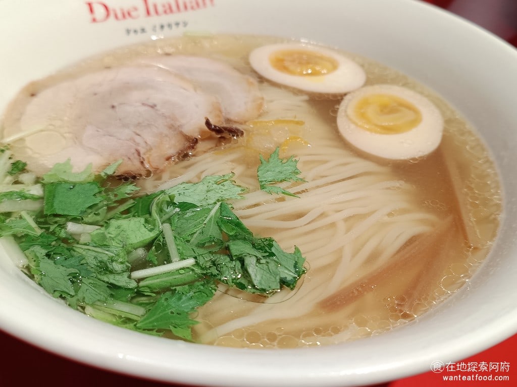 Due Italian黃金鹽拉麵（台北新光A4分店） 《Due Italian黃金鹽拉麵-新光A4店》的拉麵，吃起來確實能感受到義式的風味，例如它的拉麵麵條，吃起來口感變硬，很像義大利麵，而料理中使用的油，則是義大利麵常用的橄欖油，吃起來也能感受到義式料理的精緻感。 @在地老饕阿府