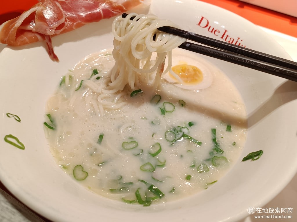 Due Italian黃金鹽拉麵（台北新光A4分店） 將起司攪拌進入拉麵的湯頭，湯頭的顏色完全呈現成乳白色，加了起司後，原本的雞白湯湯頭就變成了起司雞白湯，味道更香、更濃鬱。 @在地老饕阿府