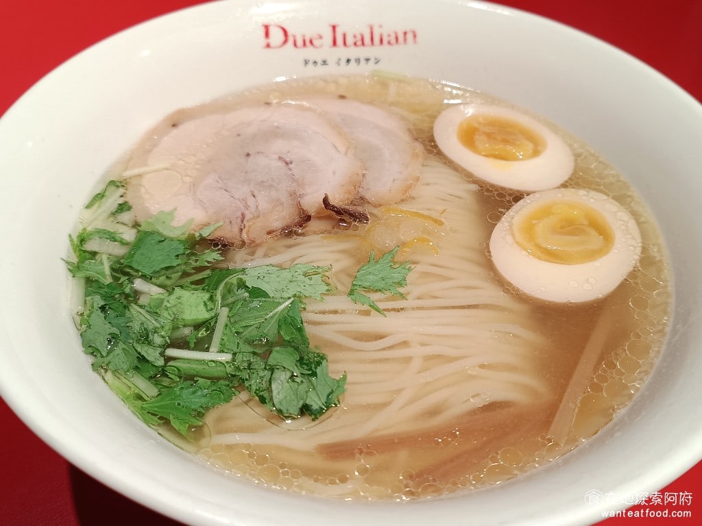 Due Italian黃金鹽拉麵（台北新光A4分店） 特製柚子拉麵 330 元 柚子拉麵基本上就是鹽味的湯頭，結合了柚子的香味，吃起來會比單純的鹽味拉麵，更有層次感。個人覺得比鹽味拉麵好吃。 @在地老饕阿府