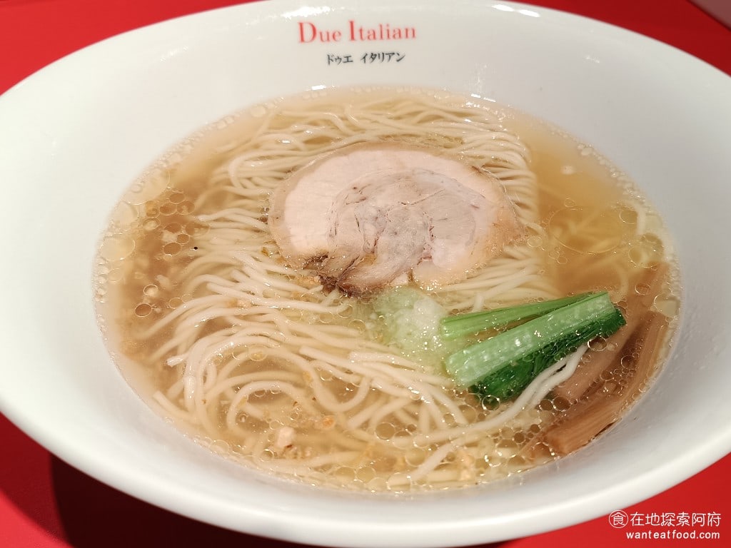 Due Italian黃金鹽拉麵（台北新光A4分店） 黃金鹽味拉麵麵軟 280 元 鹽味拉麵上面灑了非常多的蒜片，所以蒜味的比重較高，這一碗也可以說是大蒜鹽味拉麵。 @在地老饕阿府
