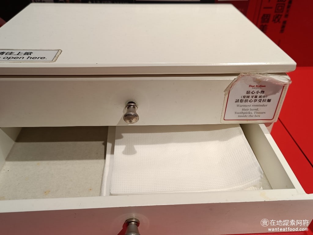 Due Italian黃金鹽拉麵（台北新光A4分店） 抽屜的第一層是不能開的，只是裝飾，第二層裡面有衛生紙。 @在地老饕阿府