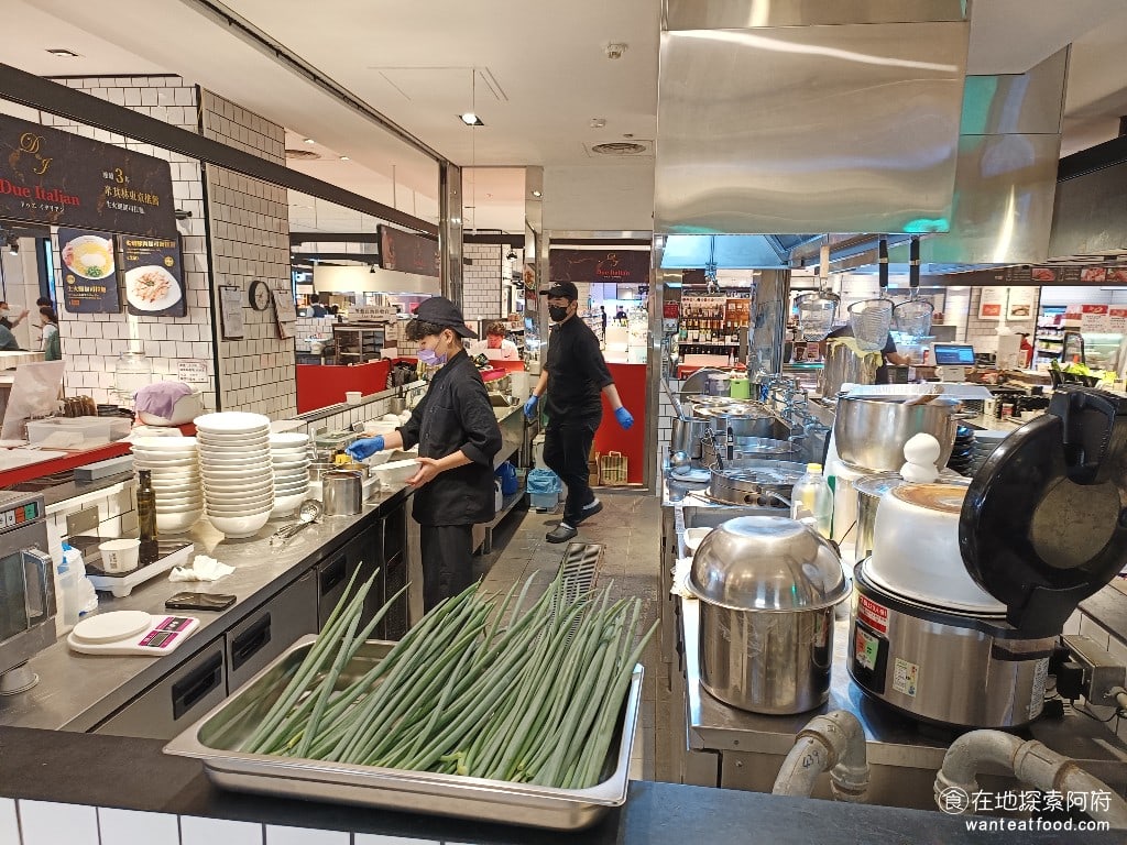 Due Italian黃金鹽拉麵（台北新光A4分店） 這間店廚房是開放式的，可以看到店員製作拉麵的過程。 @在地老饕阿府