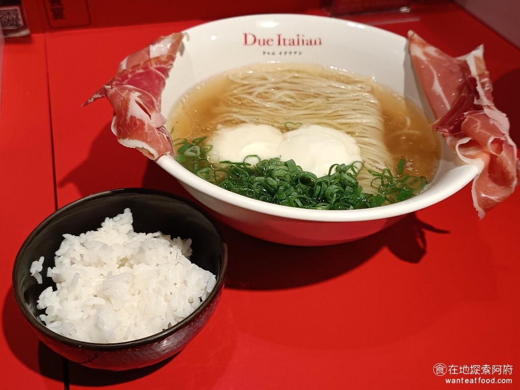Due Italian黃金鹽拉麵（台北新光A4分店） 點招牌的起司火腿拉麵，會附贈一碗白飯，搭配白飯吃，是主廚推薦的吃法。 @在地老饕阿府