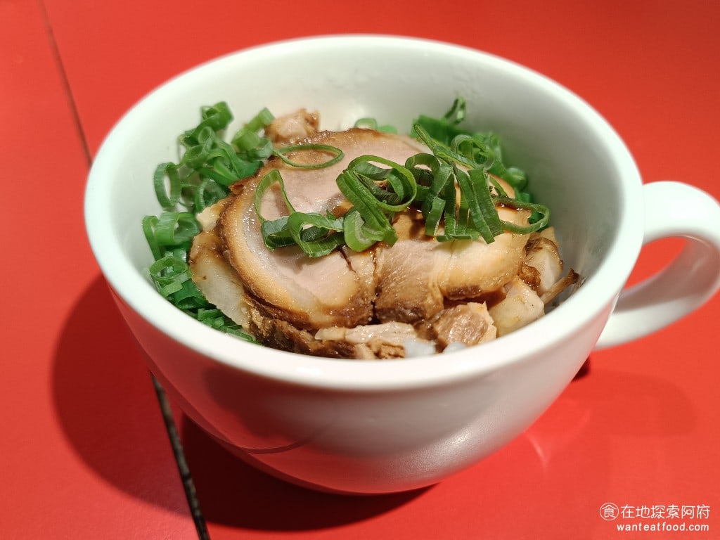 Due Italian黃金鹽拉麵（台北新光A4分店） 卡波叉燒飯 100 元 這是套餐的叉燒飯，由於鹽味拉麵的味道比較淡，建議搭配叉燒飯吃，味道會更豐富。 @在地老饕阿府