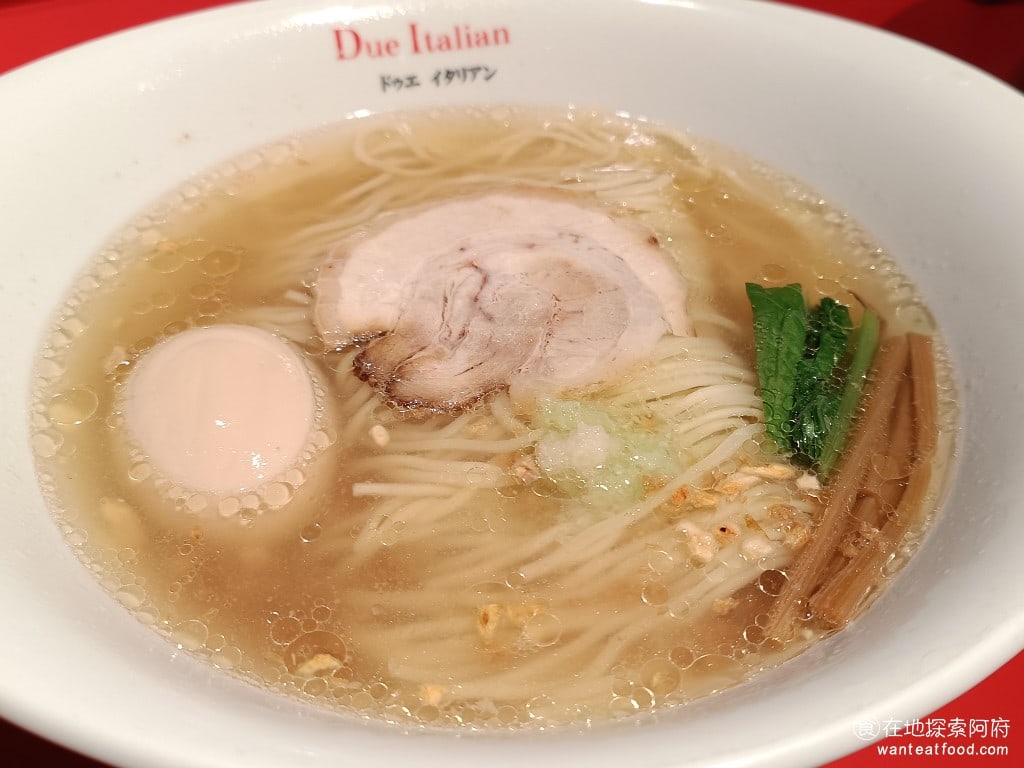 Due Italian黃金鹽拉麵（台北新光A4分店） 黃金鹽味拉麵 280 元 加點一顆糖心蛋是 30 元，鹽味拉麵的湯頭是豚骨湯，味道偏淡，湯是可以直接喝的。 @在地老饕阿府