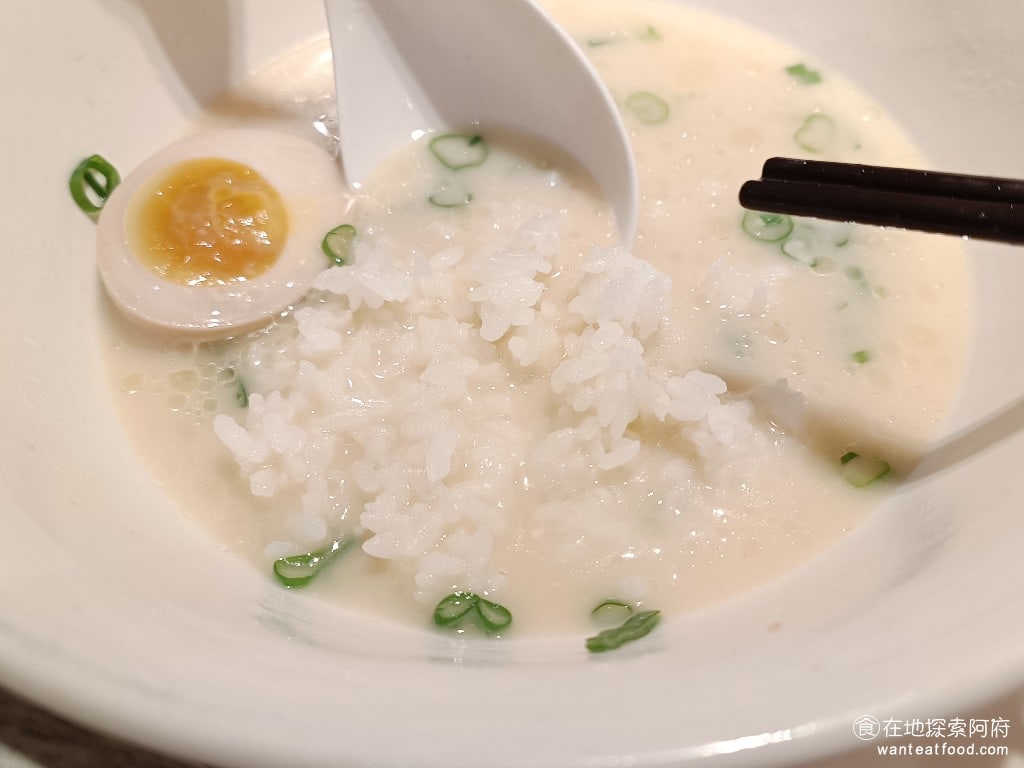 Due Italian黃金鹽拉麵（台北新光A4分店） 米飯用的是義大利米，而不是日式料理常用的越光米。將白飯加入到湯之中，配著吃就變成了起司湯泡飯，吃起來有種義式奶油燉飯的感覺。 @在地老饕阿府