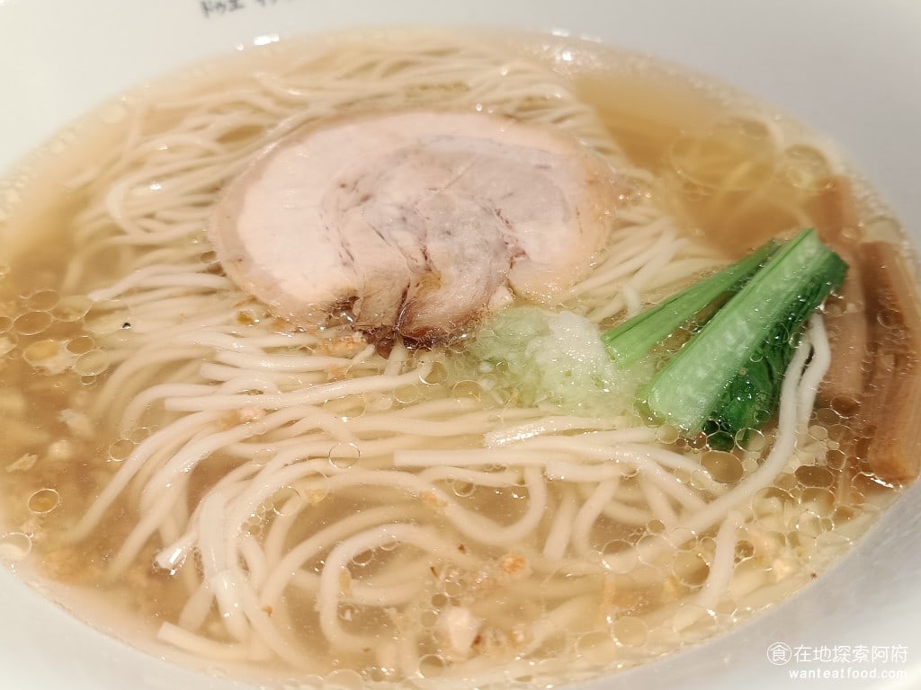 Due Italian黃金鹽拉麵（台北新光A4分店） 鹽味拉麵吃起來，對於已習慣吃日本重口味拉麵的人來說，可能會覺得味道太淡了，而且吃起來有點單調。 @在地老饕阿府