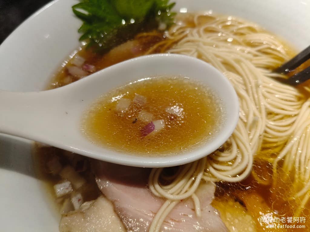 雞吉君拉麵內湖環山店 雞吉君拉麵內湖環山店菜單 雞吉君拉麵內湖環山店推薦 內湖區美食 內湖美食 整碗比較沒有負擔,適合不喜歡太濃湯頭的人,雞叉燒帶有辛香料香氣,豬叉燒片則有輕微的炙燒煙燻味,配料不過多,吃起來輕盈。 @在地老饕阿府