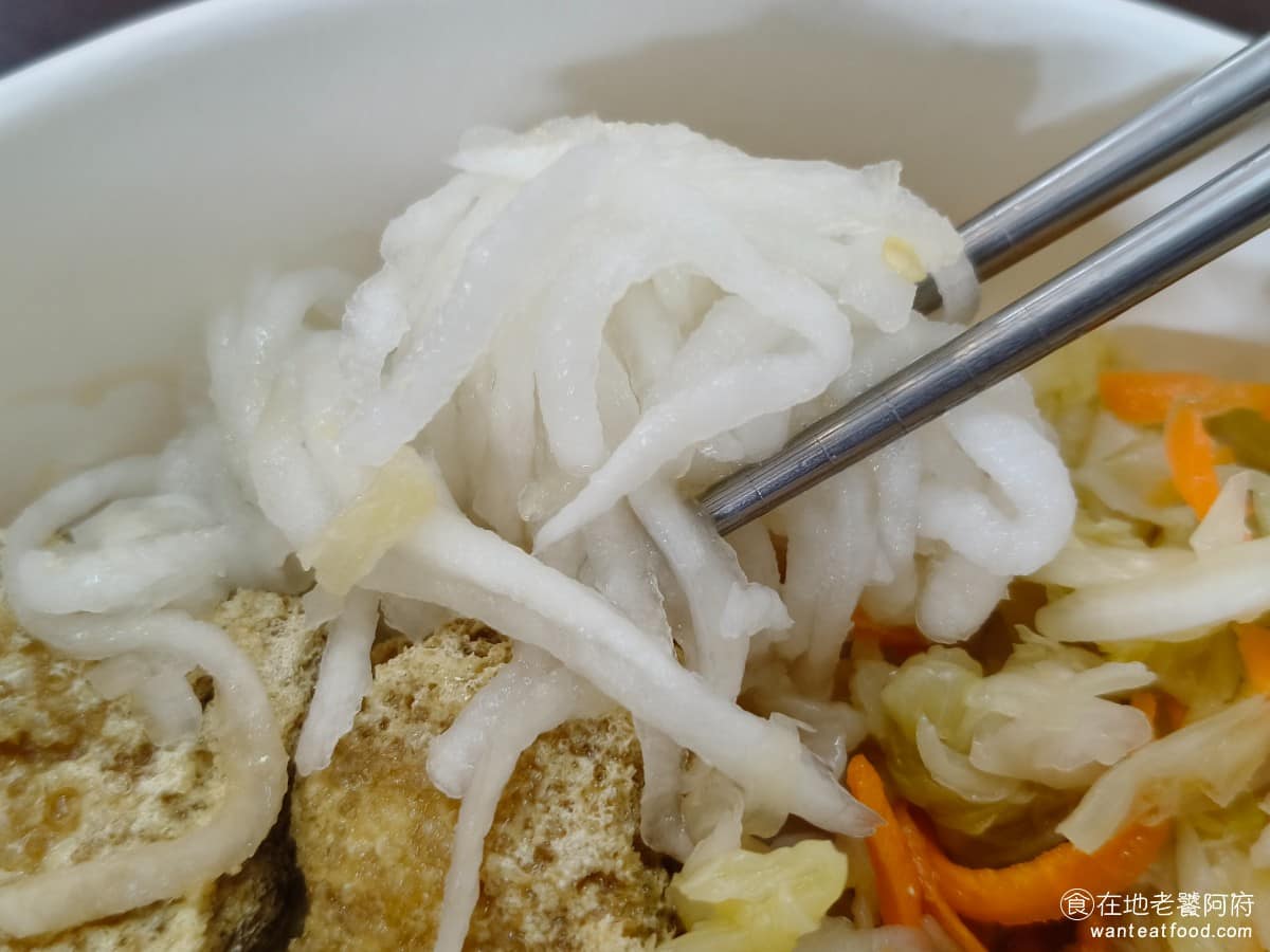 師大分部神之臭豆腐 師大分部神之臭豆腐菜單 師大分部神之臭豆腐推薦 文山區美食 文山美食 萬隆美食 蘿蔔絲 醃蘿蔔絲則帶有柚子皮香氣，吃起來清爽，配炸臭豆腐，解膩效果比泡菜更好，份量也給得大方，非常好吃。 @在地老饕阿府