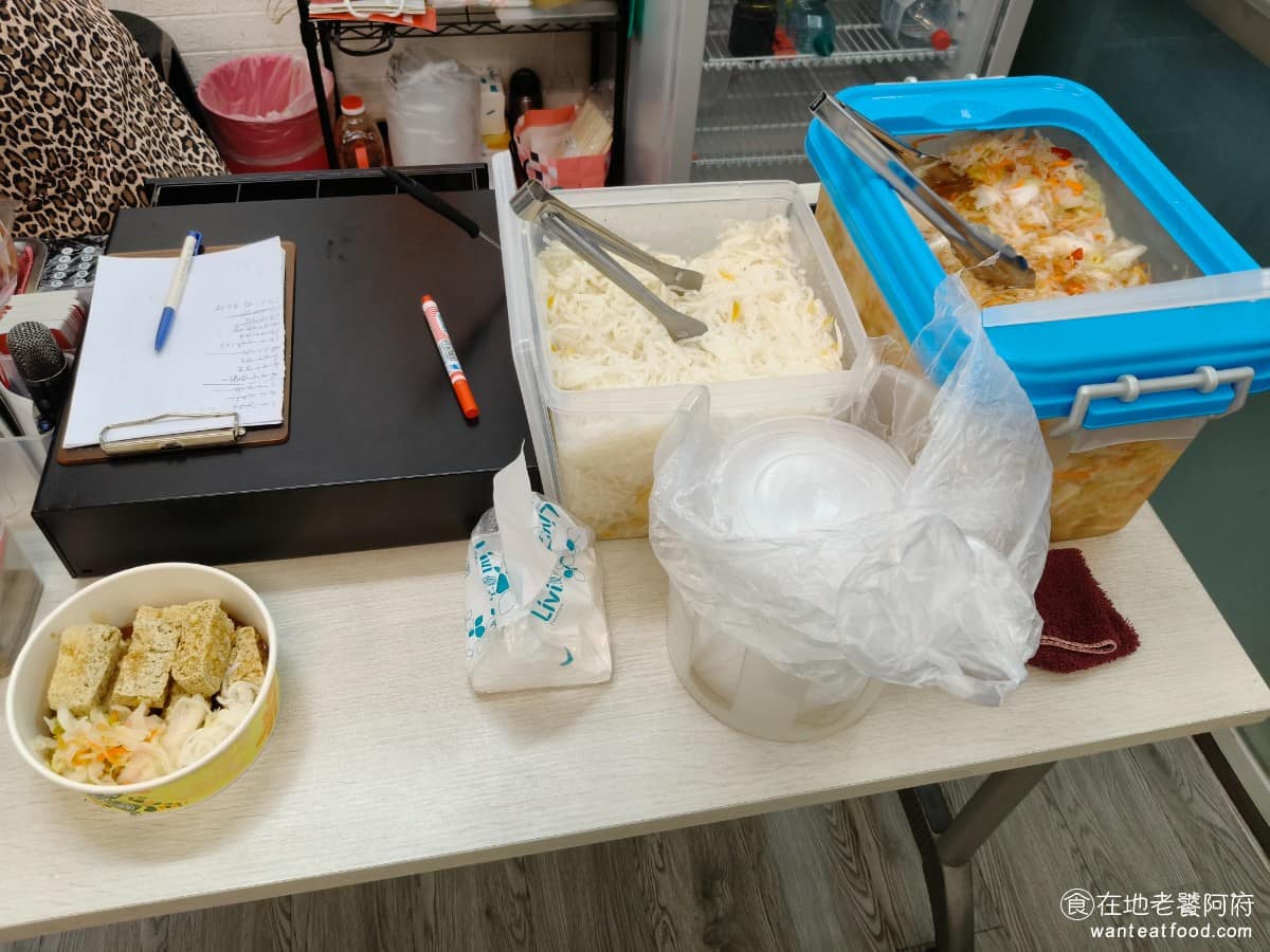 師大分部神之臭豆腐 師大分部神之臭豆腐菜單 師大分部神之臭豆腐推薦 文山區美食 文山美食 萬隆美食 配菜不是只有單一泡菜，而是有台式泡菜，外加醃蘿蔔絲兩種。 @在地老饕阿府