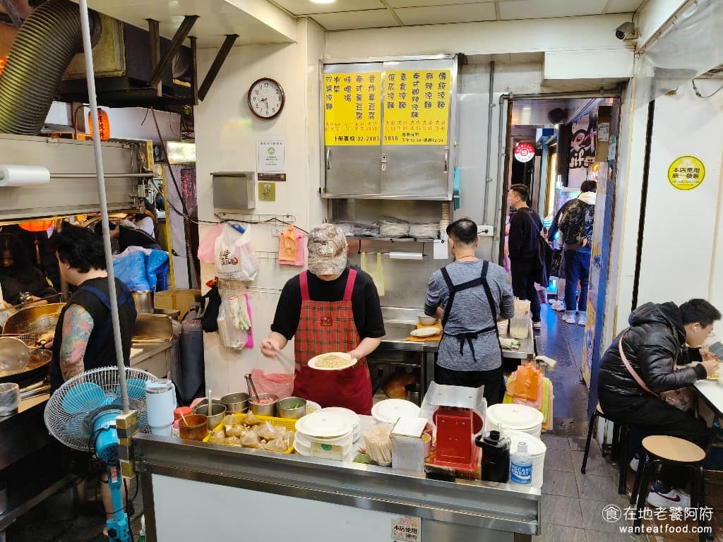 家湘涼麵 家湘涼麵菜單 家湘涼麵推薦 士林區美食 士林美食 涼麵、臭豆腐 臭豆腐分香炸跟泰式兩種,小份 60 元,大份 80 元,另外還有味噌湯 25 元,泡菜也可以單點。 @在地老饕阿府