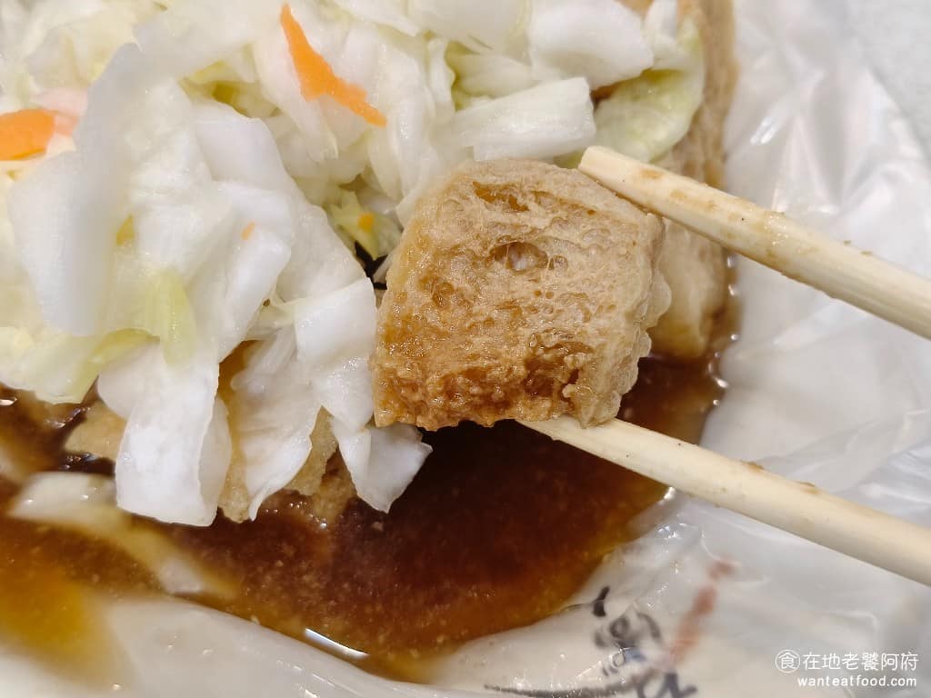 家湘涼麵 家湘涼麵菜單 家湘涼麵推薦 士林區美食 士林美食 涼麵、臭豆腐 淋上特製醬汁,醬汁的蒜味非常夠,甚至吃起來會覺得有一點嗆,但這種強烈的蒜香,反而讓臭豆腐更有味道,搭配酸甜爽脆的泡菜,口感層次很豐富。 @在地老饕阿府