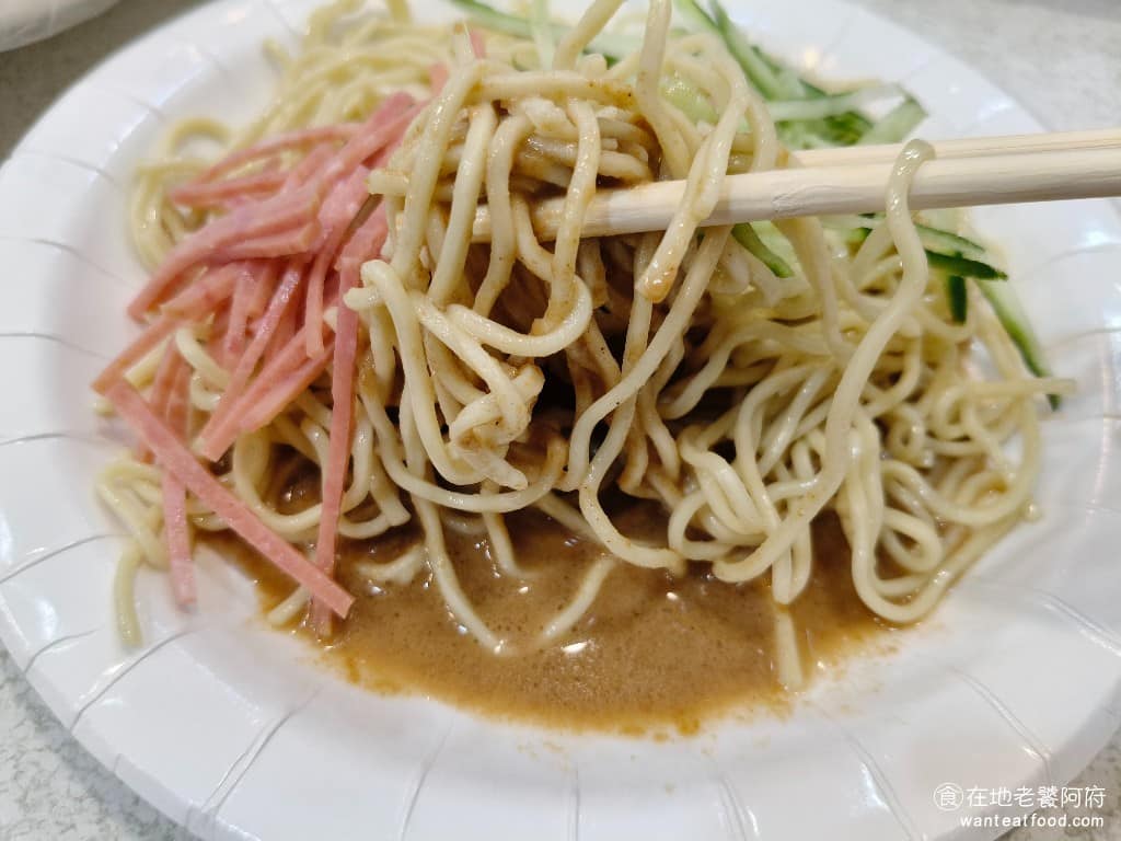 家湘涼麵 家湘涼麵菜單 家湘涼麵推薦 士林區美食 士林美食 涼麵、臭豆腐 配料是小黃瓜絲跟火腿絲,火腿吃起來帶有香氣,醬汁的味道還行,只不過麵吃起來,冰冰冷冷的,麵心都硬硬的,口感上比較差,可能是冰太久了,吃起來完全沒有溫度,難怪大家都覺得涼麵很普通。 @在地老饕阿府