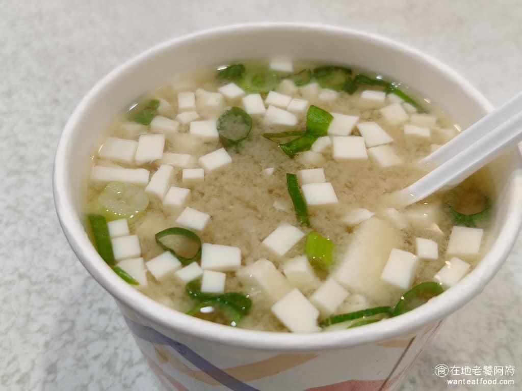 家湘涼麵 家湘涼麵菜單 家湘涼麵推薦 士林區美食 士林美食 涼麵、臭豆腐 味噌湯 一般的台式味噌湯,湯喝起來甜甜的,蠻好喝的,裡面的豆腐吃起來非常軟嫩,味噌湯的份量很小,一碗看起來小巧非常可愛。 @在地老饕阿府