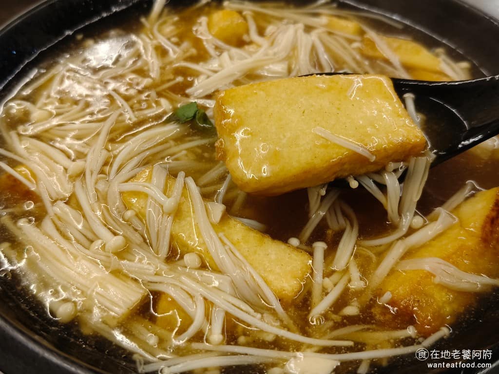 朱家卜肉 朱家卜肉菜單 朱家卜肉推薦 金山區美食 金山美食 台式料理 卜肉 芋頭米粉湯 裡面的豆腐全部都是雞蛋豆腐，豆腐外皮有先炸過，所以完美地吸收了湯汁，湯頭帶有勾芡，吃得到滿滿的金針菇香味，湯頭超級鮮美，用來配飯或配麵，都超級下飯。 @在地老饕阿府