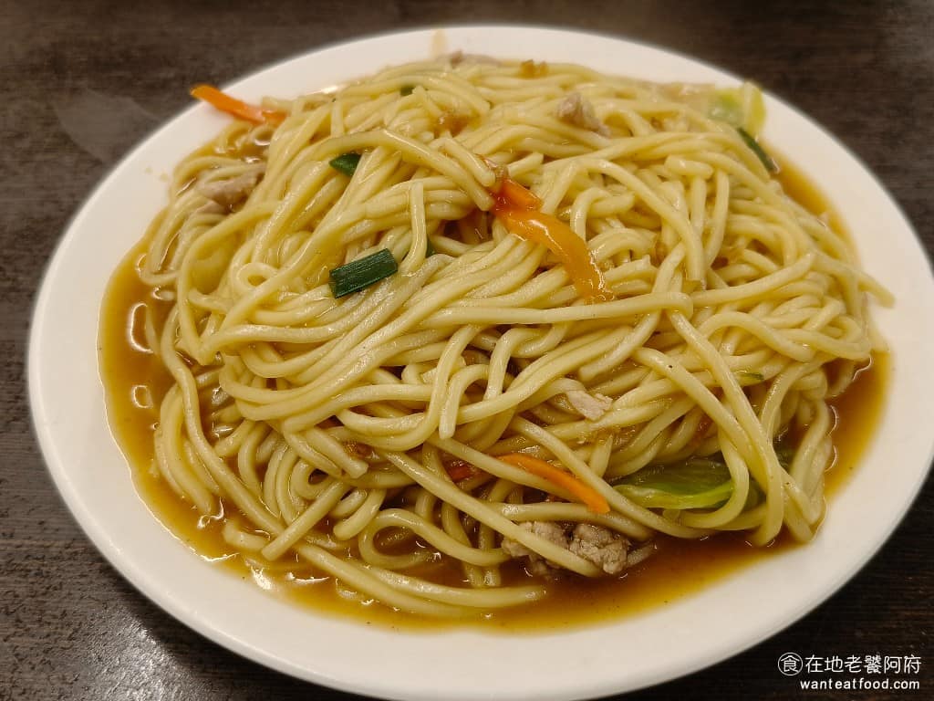 朱家卜肉 朱家卜肉菜單 朱家卜肉推薦 金山區美食 金山美食 台式料理 卜肉 芋頭米粉湯 肉絲炒麵 炒麵一大盤，份量給得很充足，而且只要 80 元，CP 值很高。 @在地老饕阿府