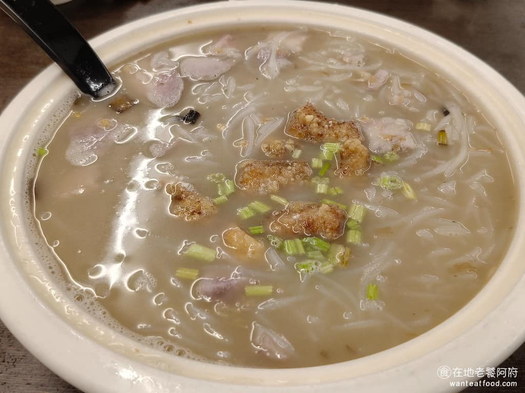 朱家卜肉 朱家卜肉菜單 朱家卜肉推薦 金山區美食 金山美食 台式料理 卜肉 芋頭米粉湯 鯊魚芋香米粉鍋 我們點的是小份的，結果一上桌，發現份量超級大，CP 值超高。鯊魚選用金山產的小鯊魚，先醃製過再炸，外酥香、肉質細嫩，完全沒有魚腥味，比預期中還好吃。 @在地老饕阿府