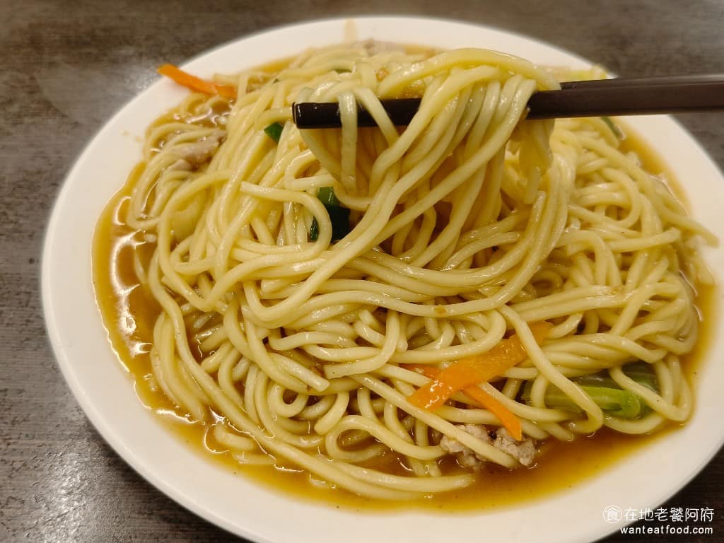 朱家卜肉 朱家卜肉菜單 朱家卜肉推薦 金山區美食 金山美食 台式料理 卜肉 芋頭米粉湯 炒麵的麵條比較粗，吃起來不會很硬，帶有一點嚼勁，麵條本身可以吃得到鍋氣，簡單的調味，吃起來就非常好吃。 @在地老饕阿府