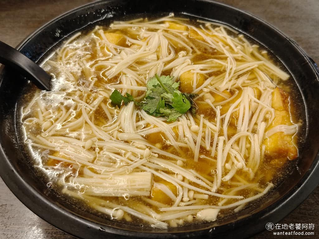 朱家卜肉 朱家卜肉菜單 朱家卜肉推薦 金山區美食 金山美食 台式料理 卜肉 芋頭米粉湯 太皇豆腐 這道菜也是這裡必點的，原本沒什麼期待，想說只是個豆腐而已，但後來一吃之後，發現超級棒。 @在地老饕阿府