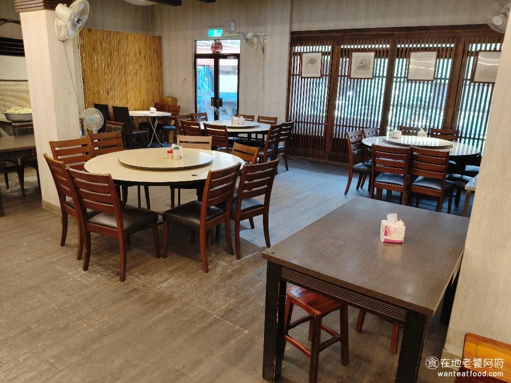 朱家卜肉 朱家卜肉菜單 朱家卜肉推薦 金山區美食 金山美食 台式料理 卜肉 芋頭米粉湯 不只是用餐空間寬敞，店內環境乾淨，最厲害的是冷氣，還開得非常涼爽，用餐環境可以說是整個老街裡面最舒適的。 @在地老饕阿府
