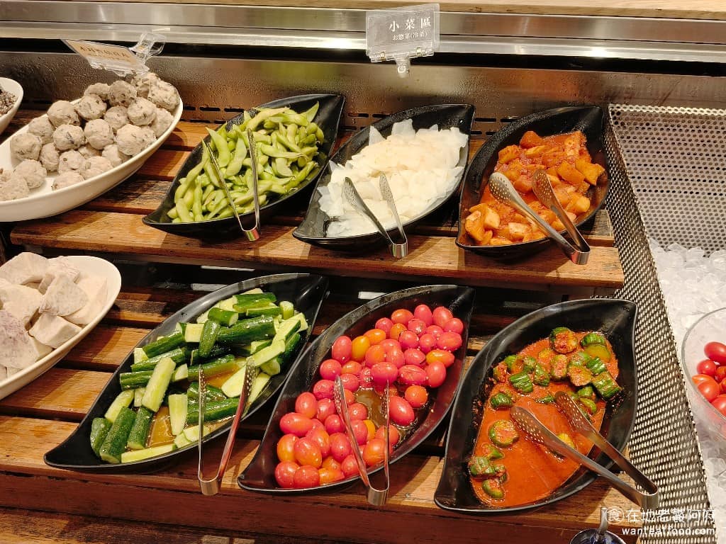溫野菜日本涮涮鍋專門店大直美麗華店 溫野菜日本涮涮鍋專門店大直美麗華店菜單 溫野菜日本涮涮鍋專門店大直美麗華店推薦 中山區美食 小菜區 有涼拌小黃瓜、醃製番茄、韓式泡菜、醃蘿蔔和毛豆。 @在地老饕阿府