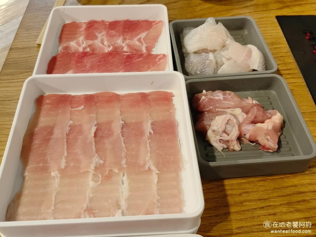 溫野菜日本涮涮鍋專門店大直美麗華店 溫野菜日本涮涮鍋專門店大直美麗華店菜單 溫野菜日本涮涮鍋專門店大直美麗華店推薦 中山區美食 如果是點最便宜的方案,就只有豬肉、雞肉和魚,沒有牛肉。如果是愛吃菜的話,這樣的肉種類就已經夠吃了。豬肉的部分,不太推薦,因為豬五花和豬梅花吃起來,都超級硬,雞肉和巴沙魚,吃起來都還可以。 @在地老饕阿府
