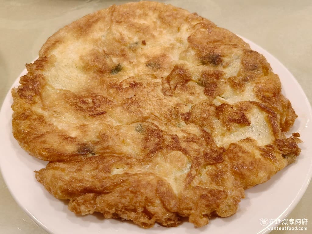 侯門小館 侯門小館菜單 侯門小館價格 松山區美食 松山美食 中式料理 熱炒 蝦仁烘蛋 蝦仁烘蛋的做法和菜脯蛋一樣，外皮煎到非常的焦香，吃起來焦味比較重，裡面則是非常的軟嫩，充滿了香噴噴的蛋香。 @在地老饕阿府