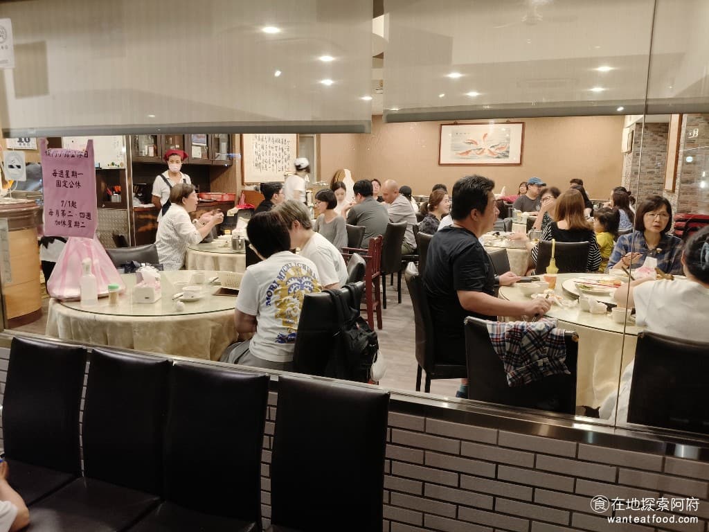 侯門小館 侯門小館菜單 侯門小館價格 松山區美食 松山美食 中式料理 熱炒 侯門小館最大的特色，就是「平價」。《侯門小館》的菜色，雖然看起來很家常，但每一道都有它的獨特之處。特別是那種大火快炒的鍋氣，是很多高檔餐廳都做不出來的。另一個特色是菜色都很「下飯」，每道菜都調味得恰到好處，不會過鹹也不會過淡，就是那種讓人忍不住一口接一口的味道。 @在地老饕阿府