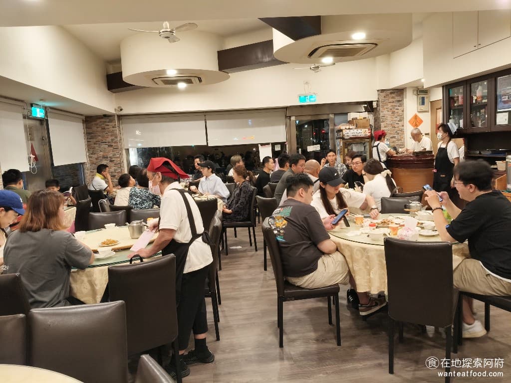 侯門小館 侯門小館菜單 侯門小館價格 松山區美食 松山美食 中式料理 熱炒 餐廳的氛圍很溫馨，有一種家庭聚餐的感覺，服務人員大多是資深的阿姨們，服務態度都很親切，會主動關心客人的需求。雖然沒什麼高檔的裝潢，但這種樸實的環境，反而讓人覺得很親切。 @在地老饕阿府