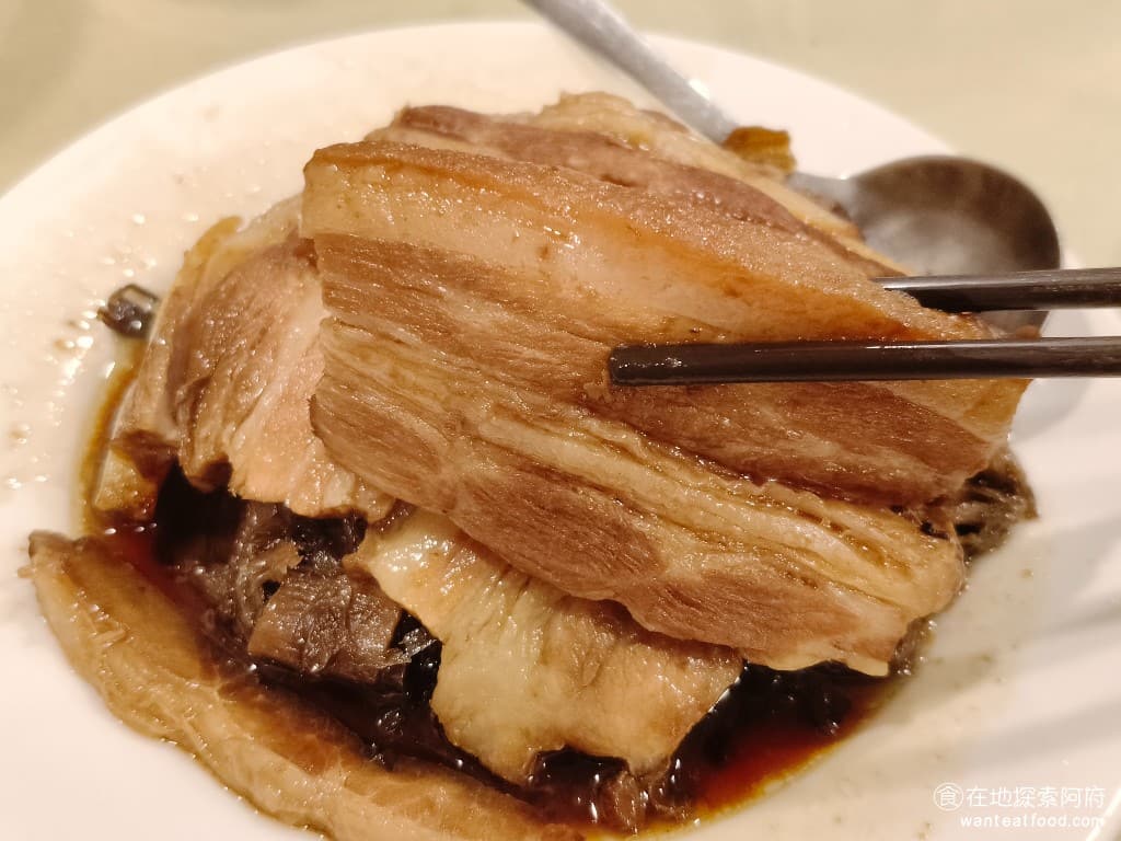 侯門小館 侯門小館菜單 侯門小館價格 松山區美食 松山美食 中式料理 熱炒 不只瘦肉的口感很軟，整片肉吃起來，肥肉的比例也不會過多，吃起來非常舒服。 @在地老饕阿府