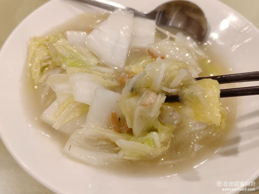 侯門小館 侯門小館菜單 侯門小館價格 松山區美食 松山美食 中式料理 熱炒 白菜的味道吃起來非常清脆，而且青菜熟度處理得剛剛好，吃起來不會太爛。 @在地老饕阿府