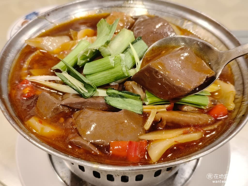侯門小館 侯門小館菜單 侯門小館價格 松山區美食 松山美食 中式料理 熱炒 鴨血吃起來微辣，帶有一點麻，因為有加了花椒，鴨血的口感非常軟嫩，吃起來非常新鮮可口。 @在地老饕阿府
