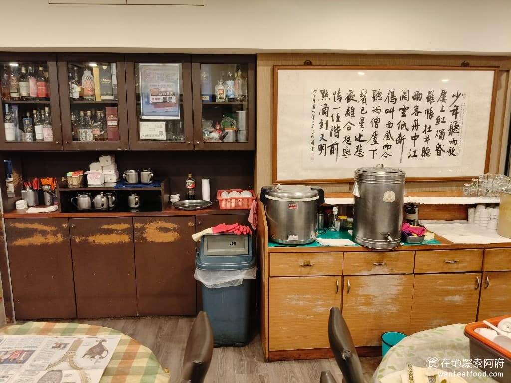 侯門小館 侯門小館菜單 侯門小館價格 松山區美食 松山美食 中式料理 熱炒 從早期的外省菜館子，到現在融合各式中菜的綜合餐廳，《侯門小館》一直在進化，但始終保持著那份家常菜的溫暖感。很多人第一次來，都會被它的高 CP 值震驚到，像我們這次 8 個人點了滿滿一桌 10 道菜，人均竟然不到 400 元，真的是太划算了！ @在地老饕阿府