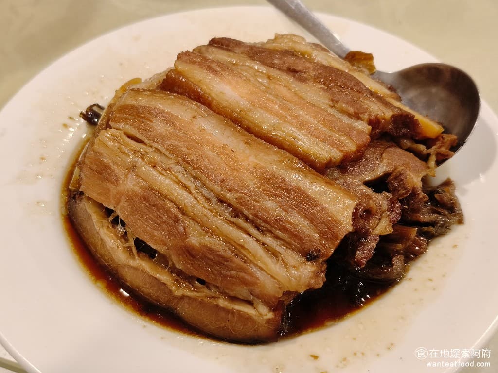 侯門小館 侯門小館菜單 侯門小館價格 松山區美食 松山美食 中式料理 熱炒 梅乾扣肉 梅乾扣肉也是《侯門小館》的招牌菜之一，肉的部分瘦的比例剛剛好，原本以為可能會很硬，但吃起來瘦肉的部分還蠻軟的。 @在地老饕阿府